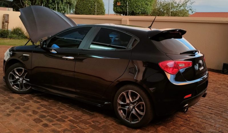Alfa Romeo Giulietta 2011 1.4t full